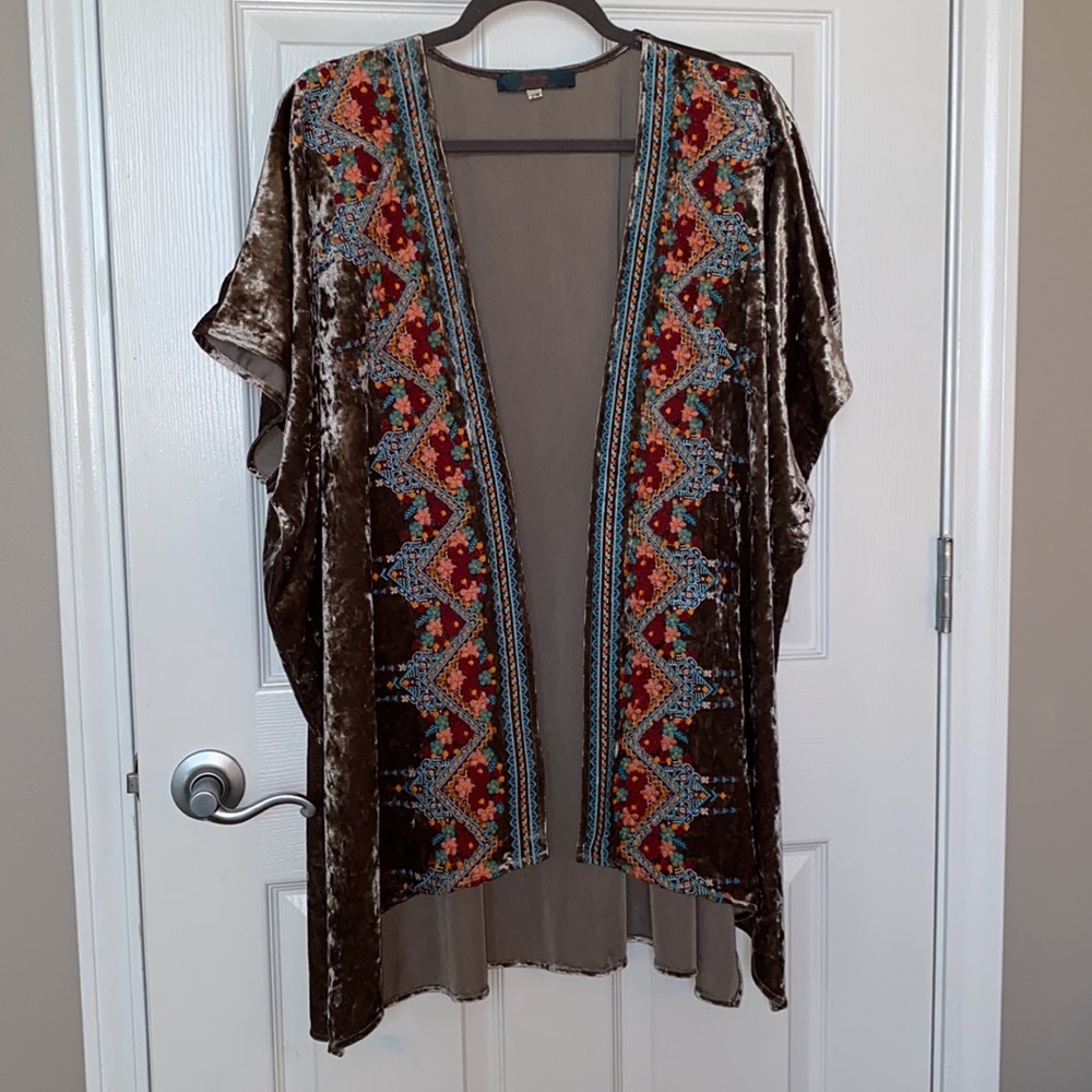 Short-sleeve Embroidered Velvet Kimono Sz S/M